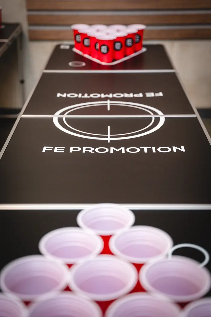 Der Spieltisch mit FE-Promotion-Logo beim Sommerfest